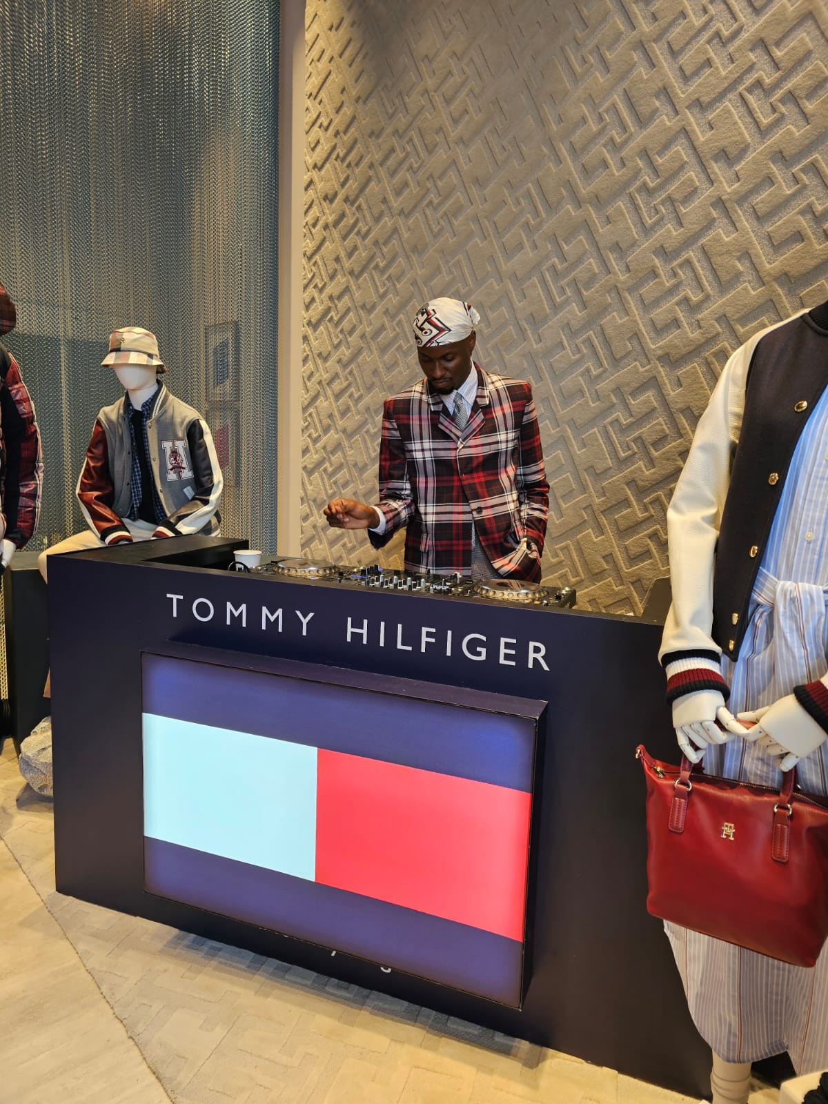 «Tommy Hilfiger vuelve a brillar en Barcelona con la reapertura de su tienda»