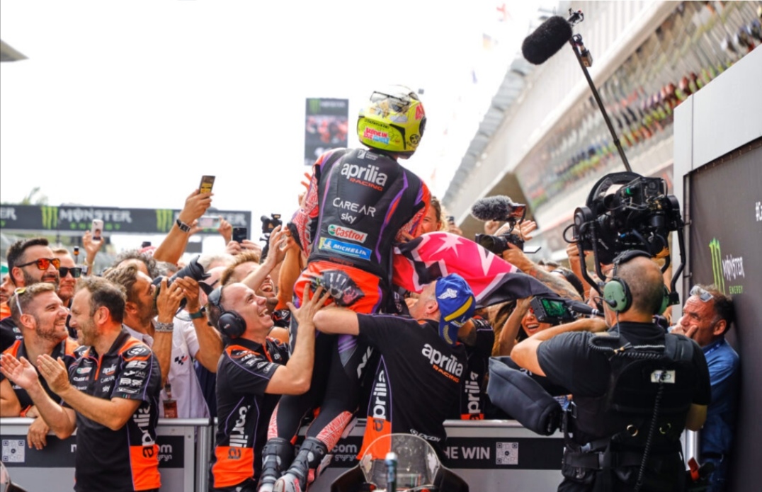 Aleix Espargaró se corona en el Gran Premio de Cataluña de Moto GP mientras Bagnaia se recupera en el hospital.