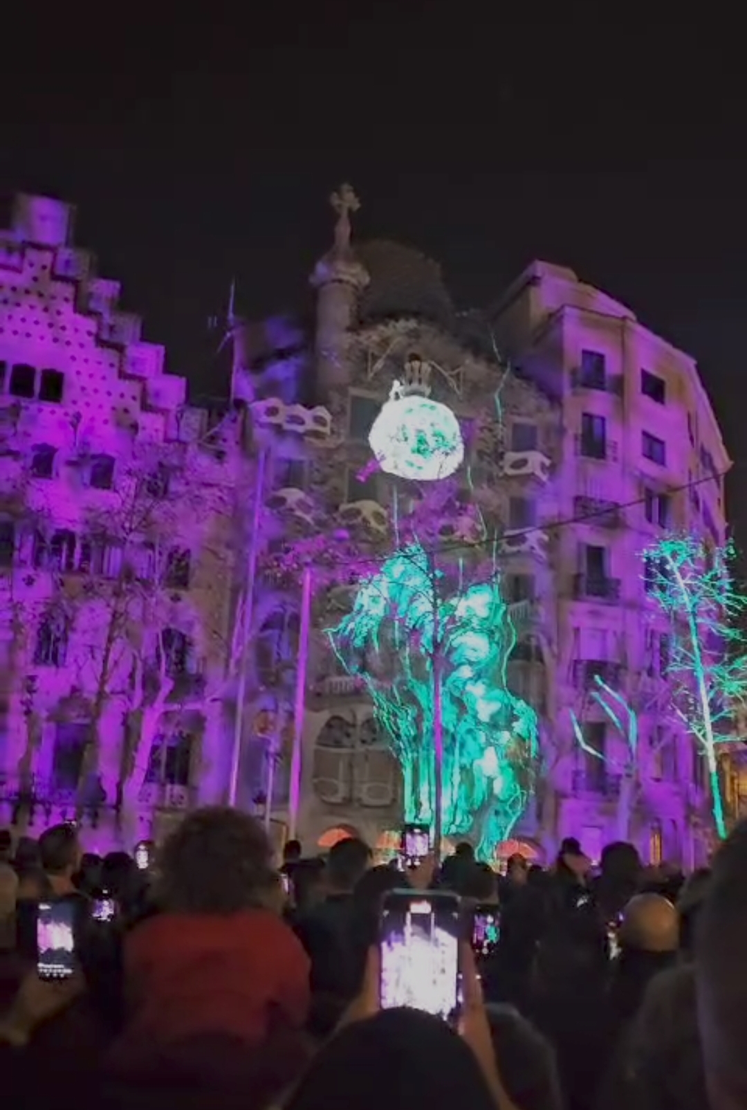 Casa Batlló Transforma Barcelona con el Deslumbrante Mapping «Structures of Being» de Sofia Crespo