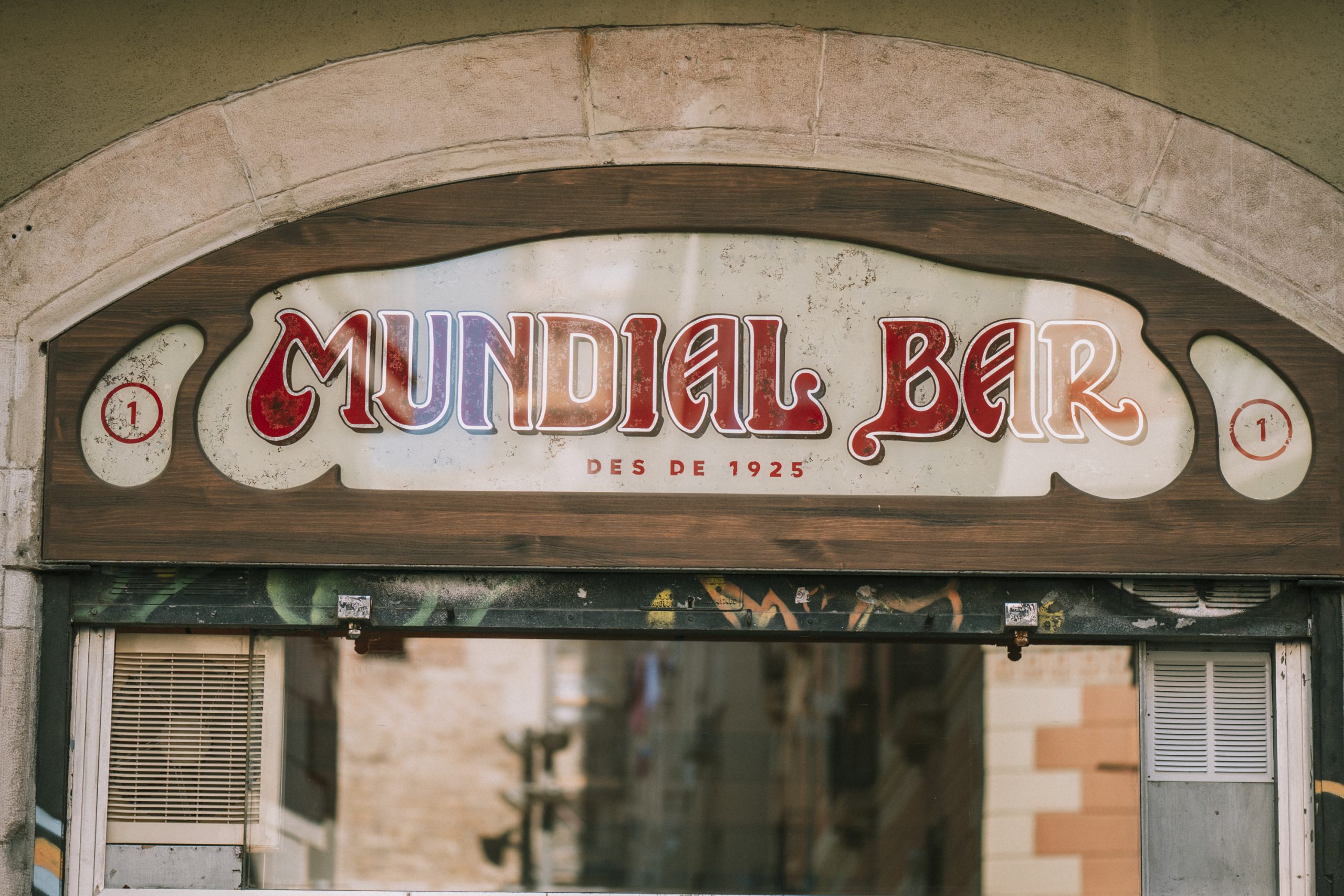 REABRE EL MUNDIAL BAR, LA MÍTICA MARISQUERÍA DEL BORN QUE FORMA PARTE DE LA HISTORIA VIVA DE BARCELONA