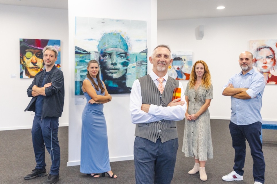 JJ Walker inaugura un nuevo espacio de arte en el Port Olímpic con su exposición surrealista “Surrealism Meets the Sea»