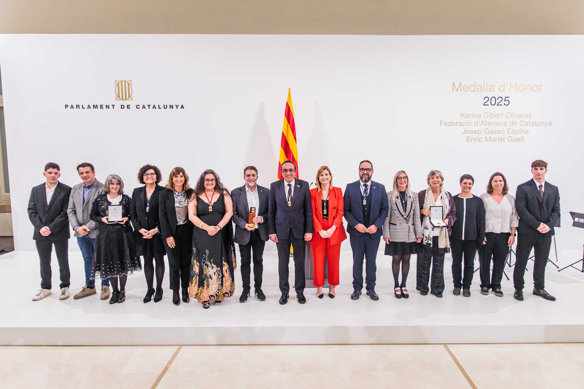 El Parlament de Catalunya otorga la Medalla de Honor a la Federació d’Ateneus de Catalunya por su labor en la promoción cultural y social del país