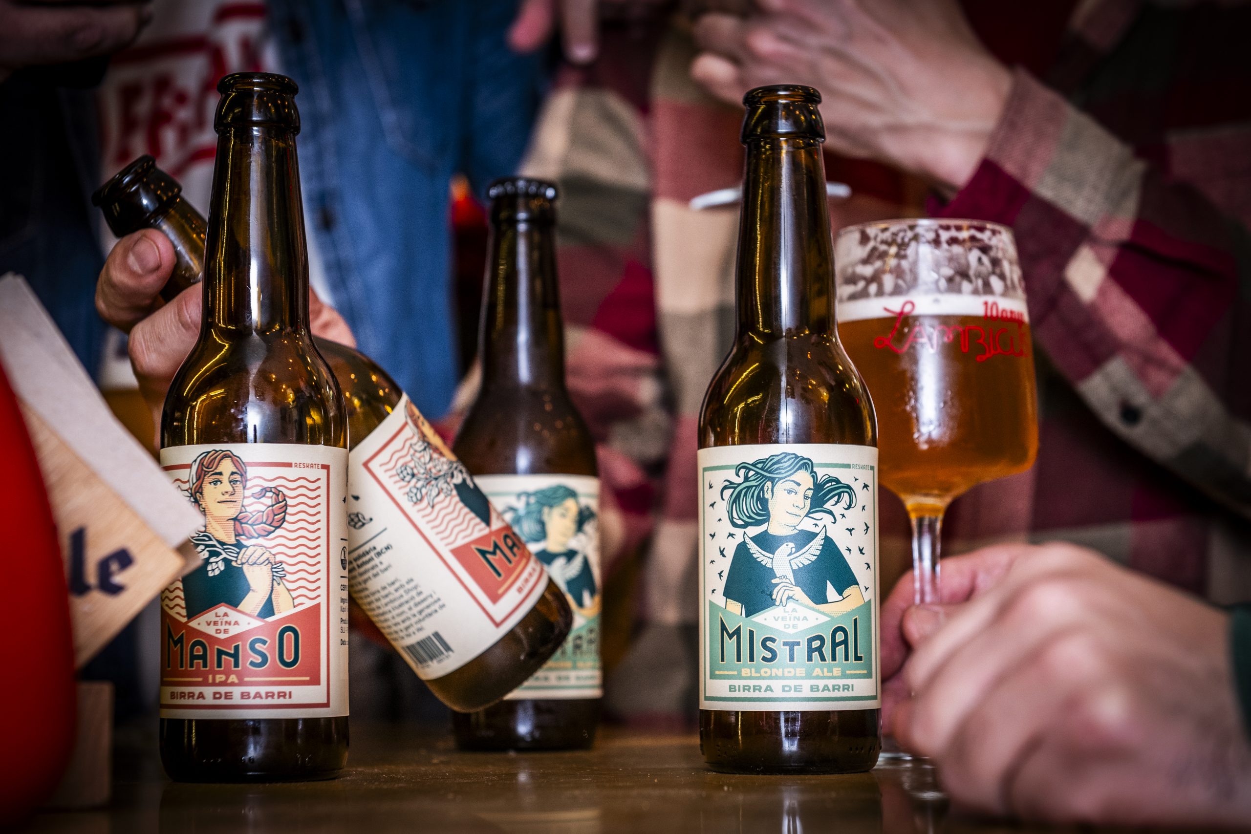 BRINDIS SOLIDARIOS EN SANT ANTONI · MANSO Y MISTRAL · LAS CERVEZAS QUE TRANSFORMAN EL BARRIO