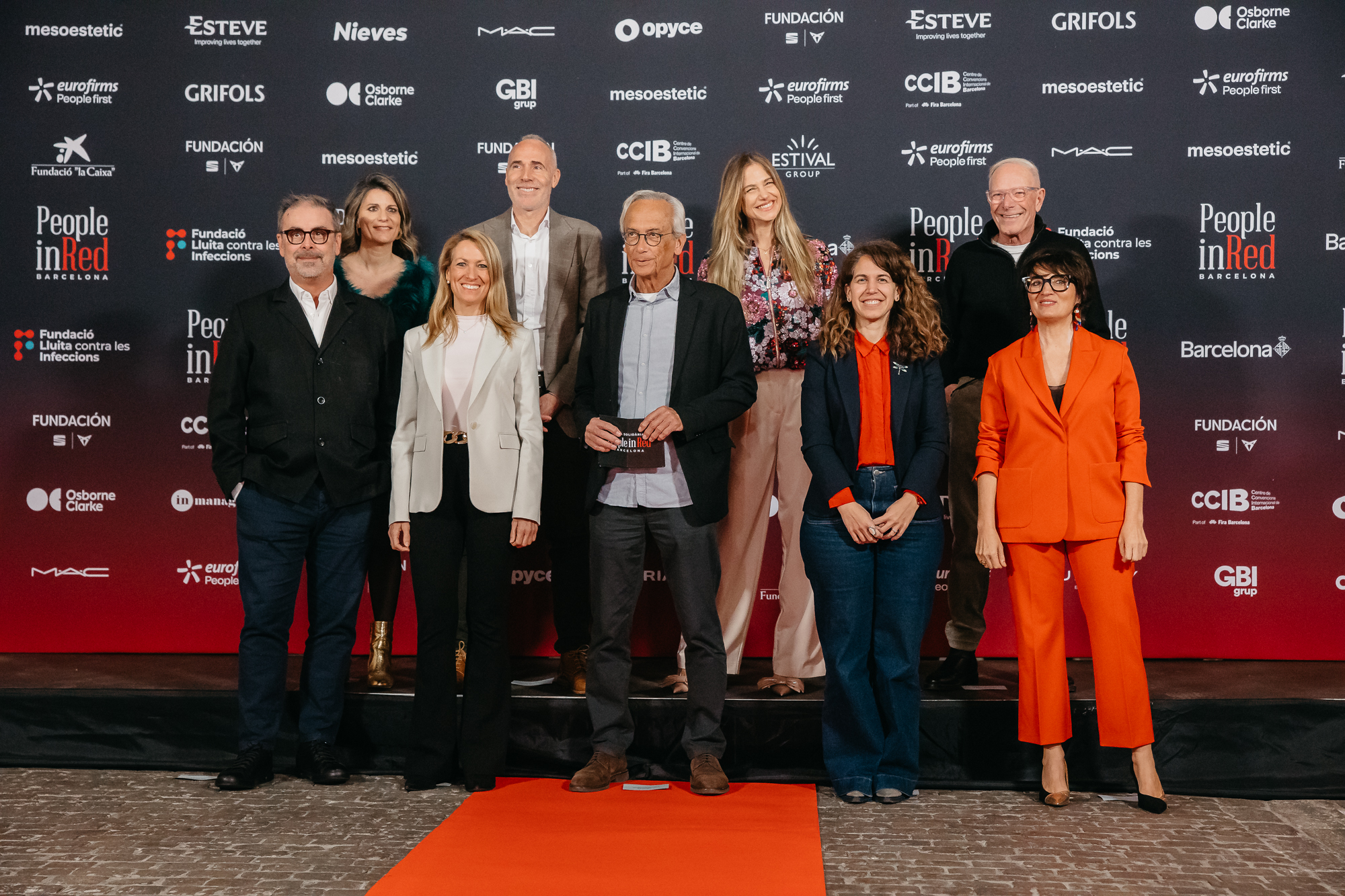 Rojo esperanza en el MNAC: la 16ª Gala People in Red Barcelona se viste de compromiso y música