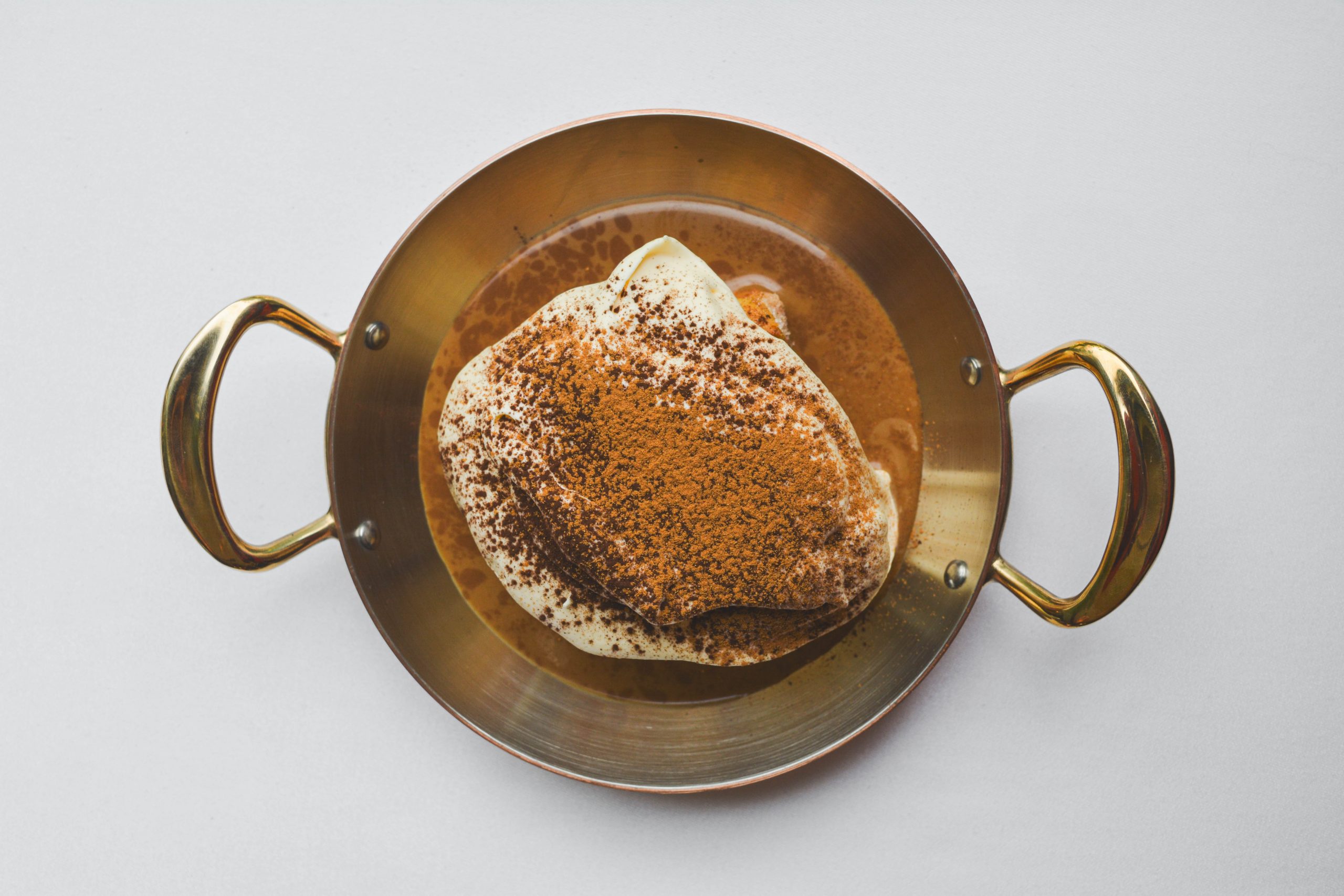 GLORIA OSTERIA Y CHÖK REINVENTAN LA TRADICIÓN: NACE EL «BENDITO TIRAMISÚ» PARA ESTA SEMANA SANTA