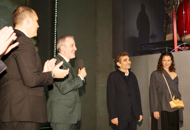 BARCELONA RINDE UN EMOTIVO HOMENAJE A ADOLFO DOMÍNGUEZ EN EL 50.º ANIVERSARIO DE SU FIRMA