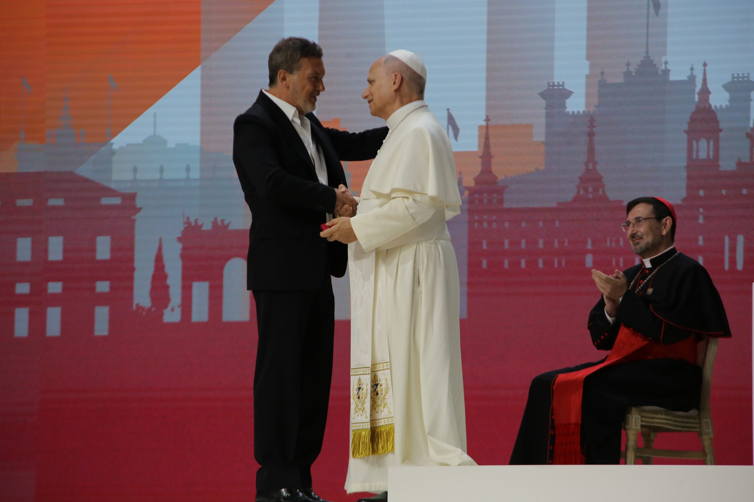 León XIV: “La Iglesia anhela permanecer en diálogo con el mundo contemporáneo.”
