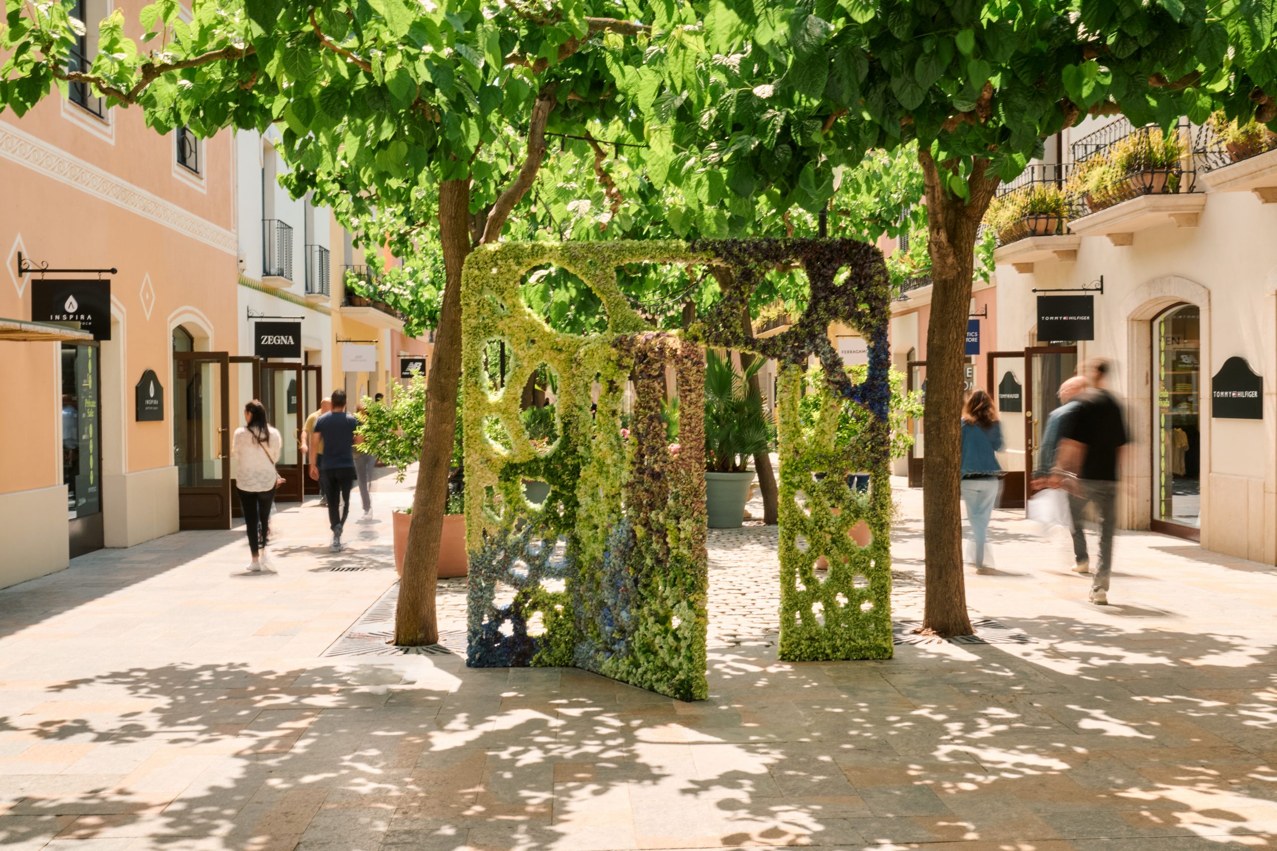 EL UMBRAL DE LA CREATIVIDAD: LA ROCA VILLAGE CONECTA EL LEGADO DE GAUDÍ CON EL ARTE CONTEMPORÁNEO EN ‘UNA PUERTA A BARCELONA