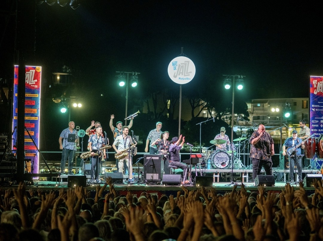La banda de 13 músicos conquista al público del festival NITS DE JAZZ con su combinación de jazz, rhythm and blues, soul y funk