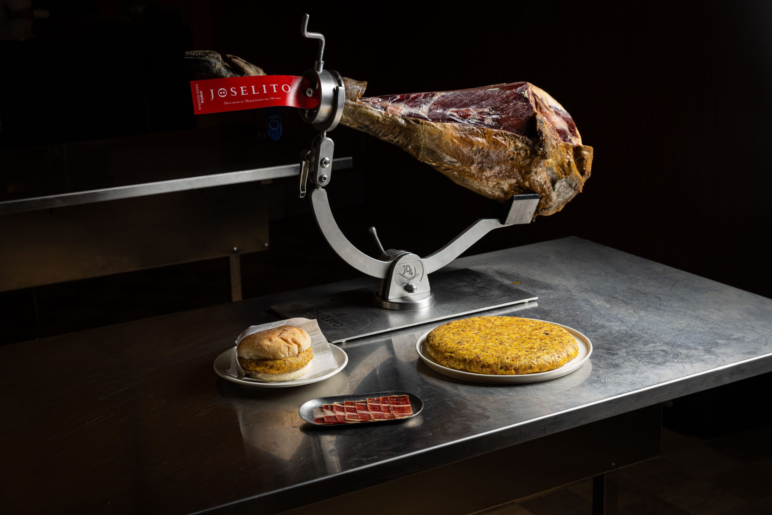 LA CURVA «LA MONUMENTAL» DE MADRING YA TIENE SABOR OFICIAL: LA MARTINUCA CREA LA TORTILLA LA MONUMENTAL JUNTO A JOSELITO